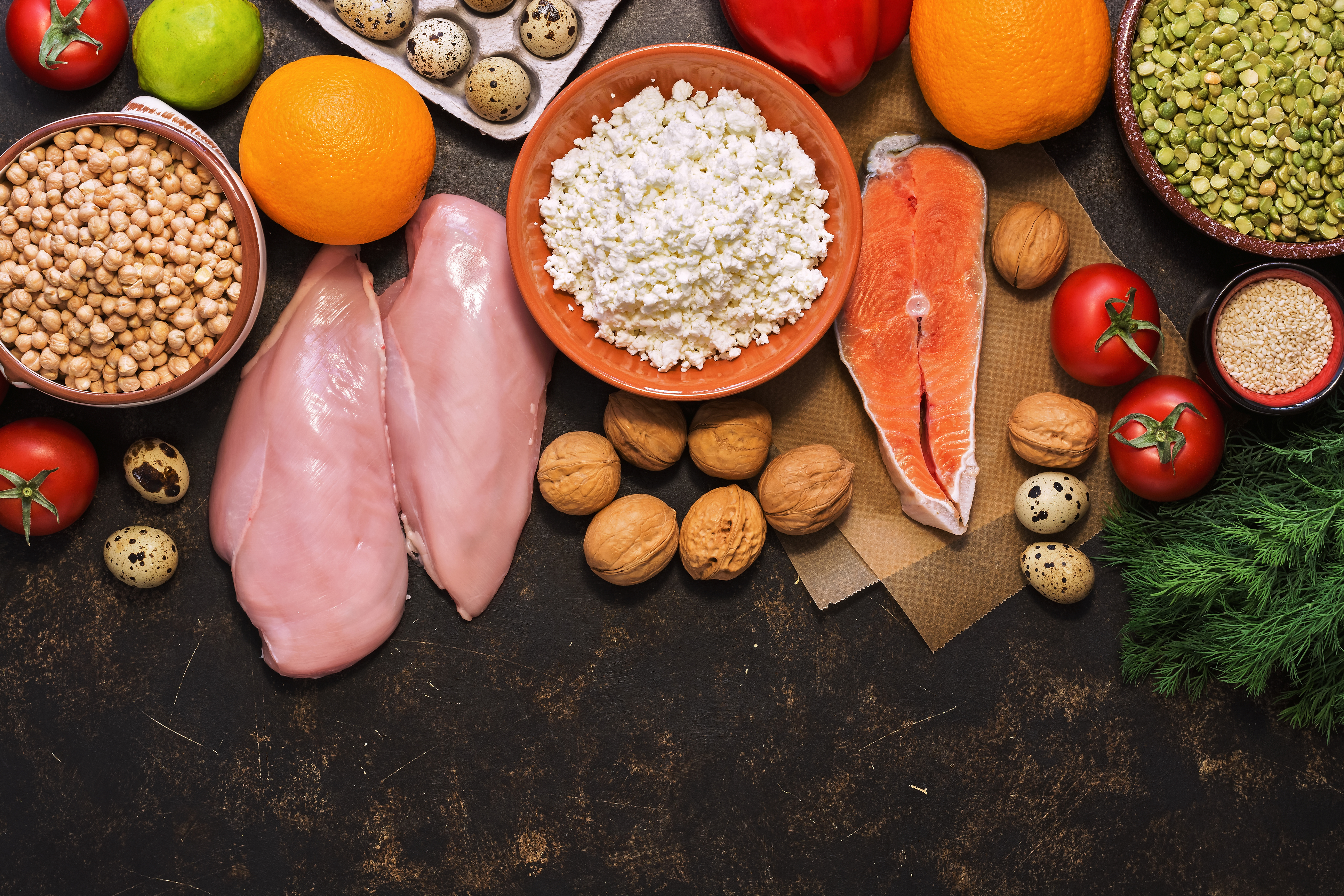 Naturlige råvarer med fisk, kylling, grønnsaker, frukt og korn